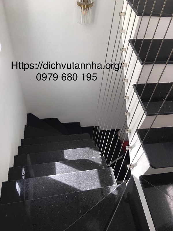 Trụ kính giữ cáp cầu thang qua mỗi tầng