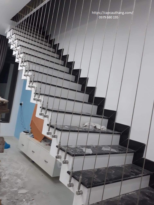 Cầu thang dây cáp thay thế lan can tay vịn truyền thống