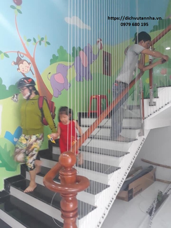 Lắp đặt lưới an toàn cầu thang cho trường học