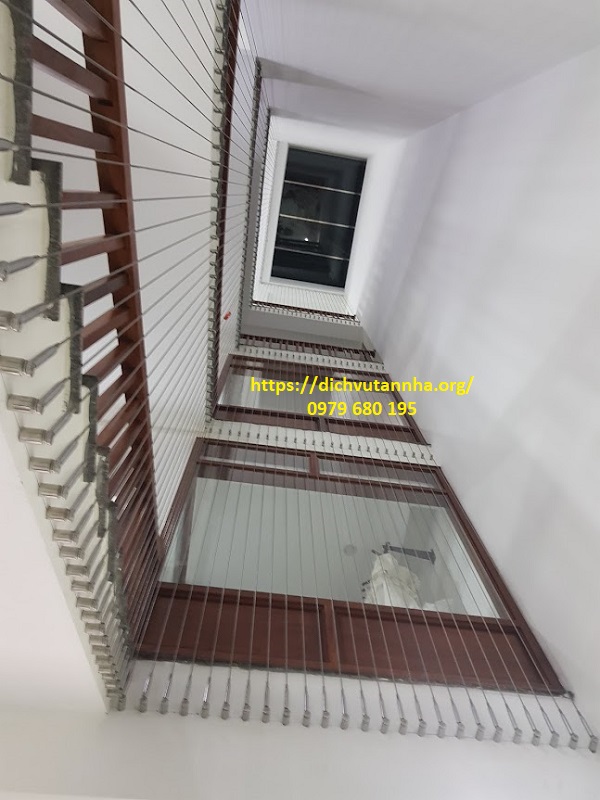 thi công cầu thang dây cáp cho giếng trời