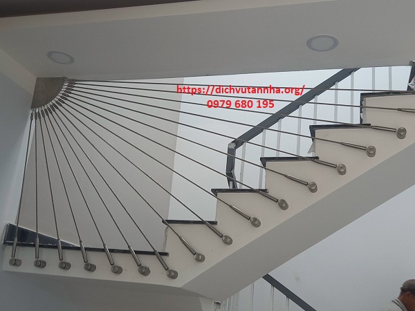 Lắp đặt vách ngăn cầu thang bằng dây cáp 