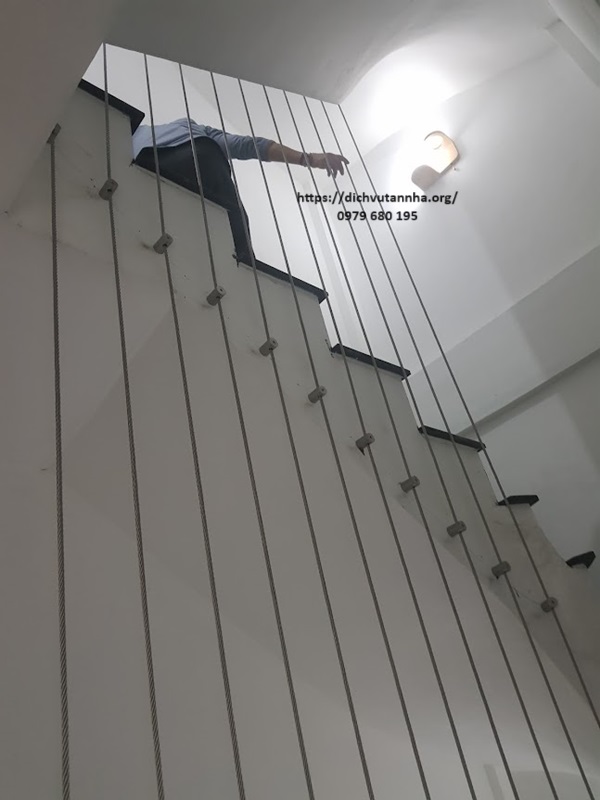 Thông tầng cáp cầu thang Hòa Phát