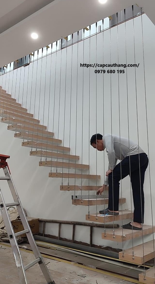 Thi công cầu thang dây cáp tại Hòa Bình