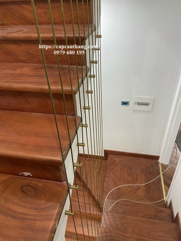Thông tầng giữ Cáp cầu thang