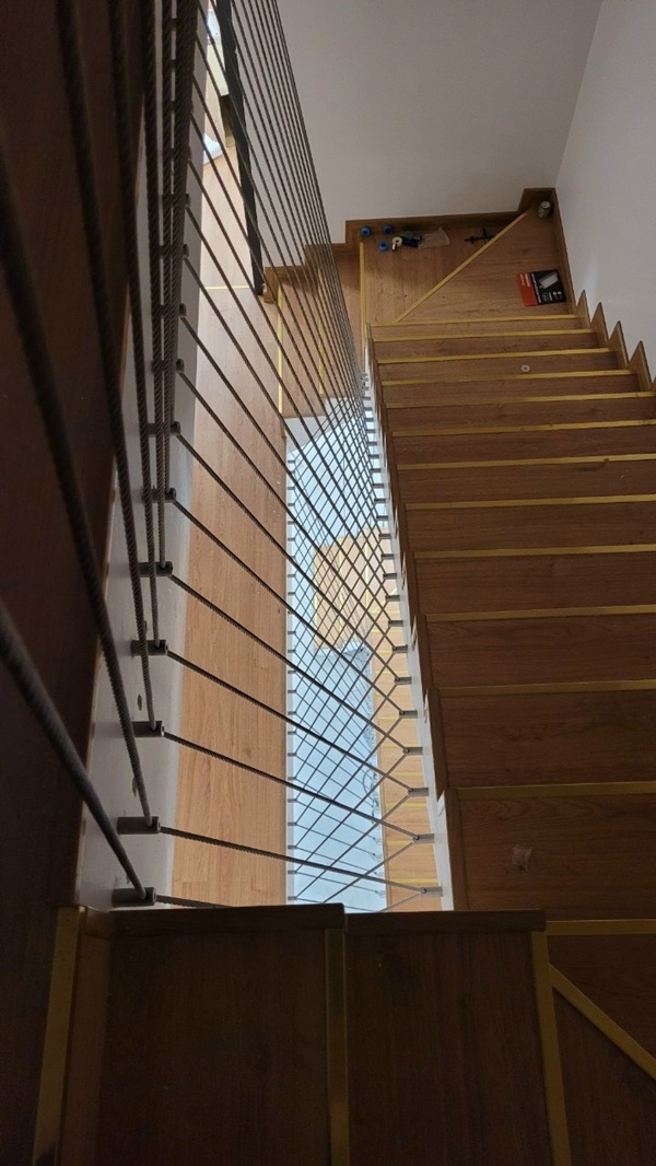 Cáp cầu thang zíc zắc