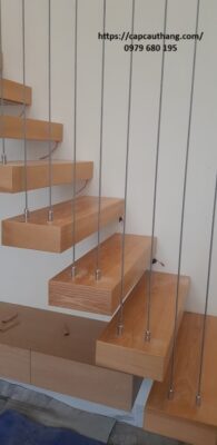 Cáp bọc nhựa trắng + chân inox gắn sàn – an toàn, hài hòa với nội thất