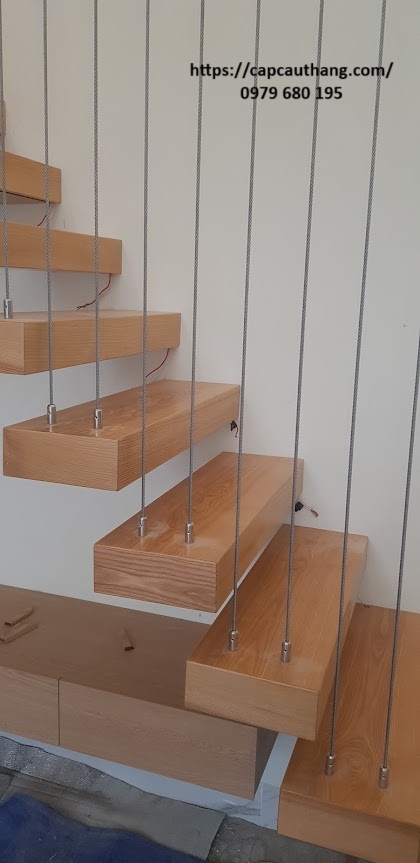 Cáp bọc nhựa trắng + chân inox gắn sàn – an toàn, hài hòa với nội thất