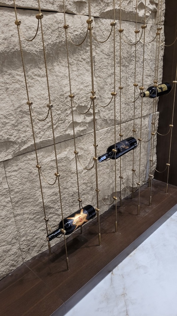 Phụ kiện Cáp cầu thang còn được dùng làm tủ đựng rượu