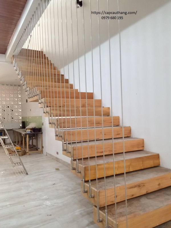 Cáp cầu thang bậc gỗ
